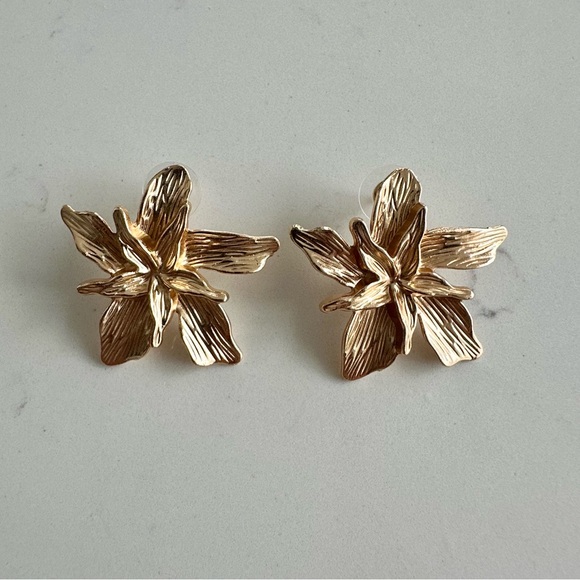 ✨SOLD ✨ Flower earrings - NEW - Picture 2 of 3